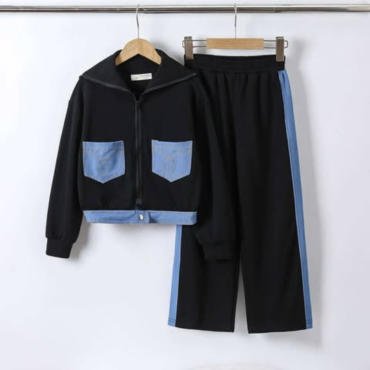 Dressipluusi ja pükste komplekt