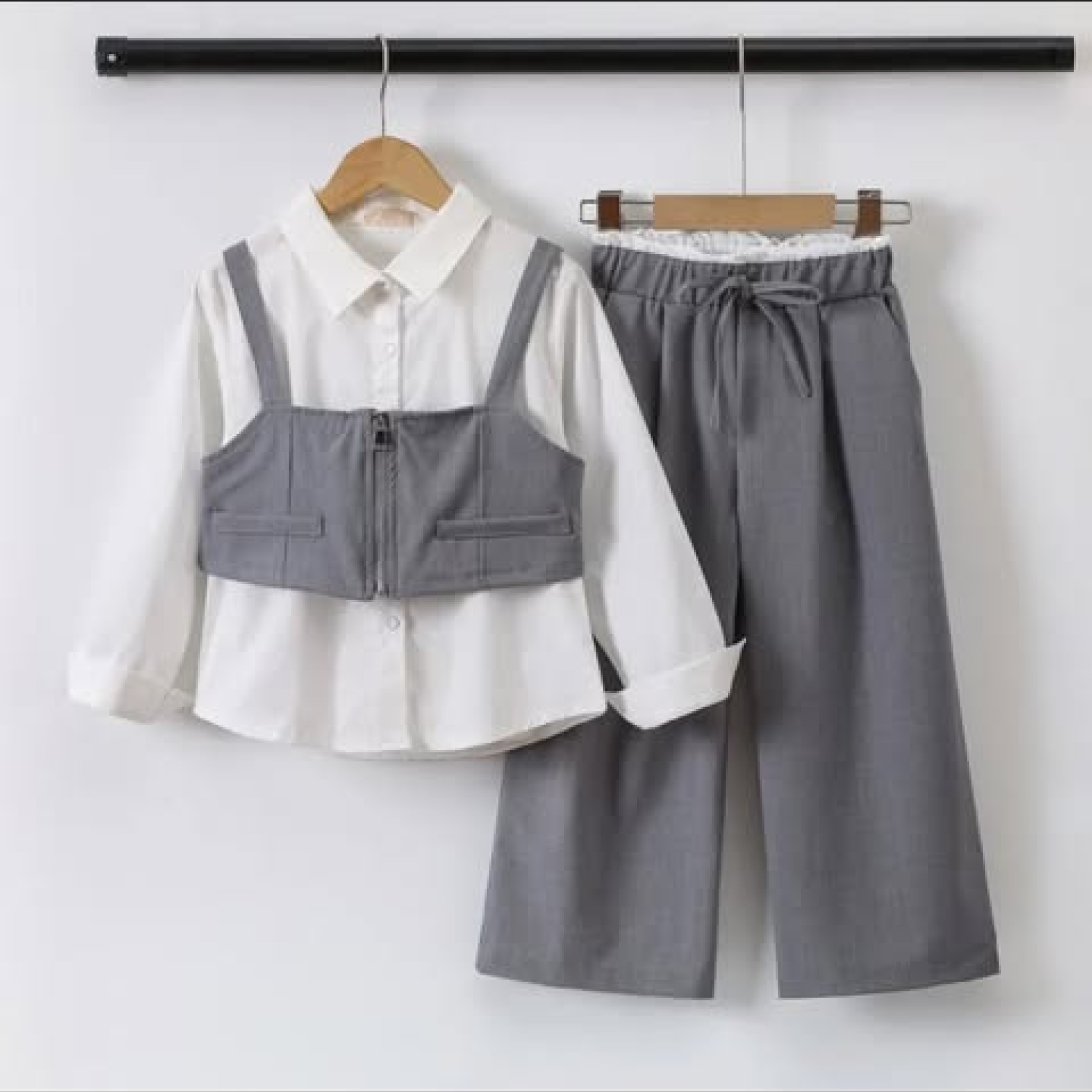 Dressipluusi ja pükste komplekt